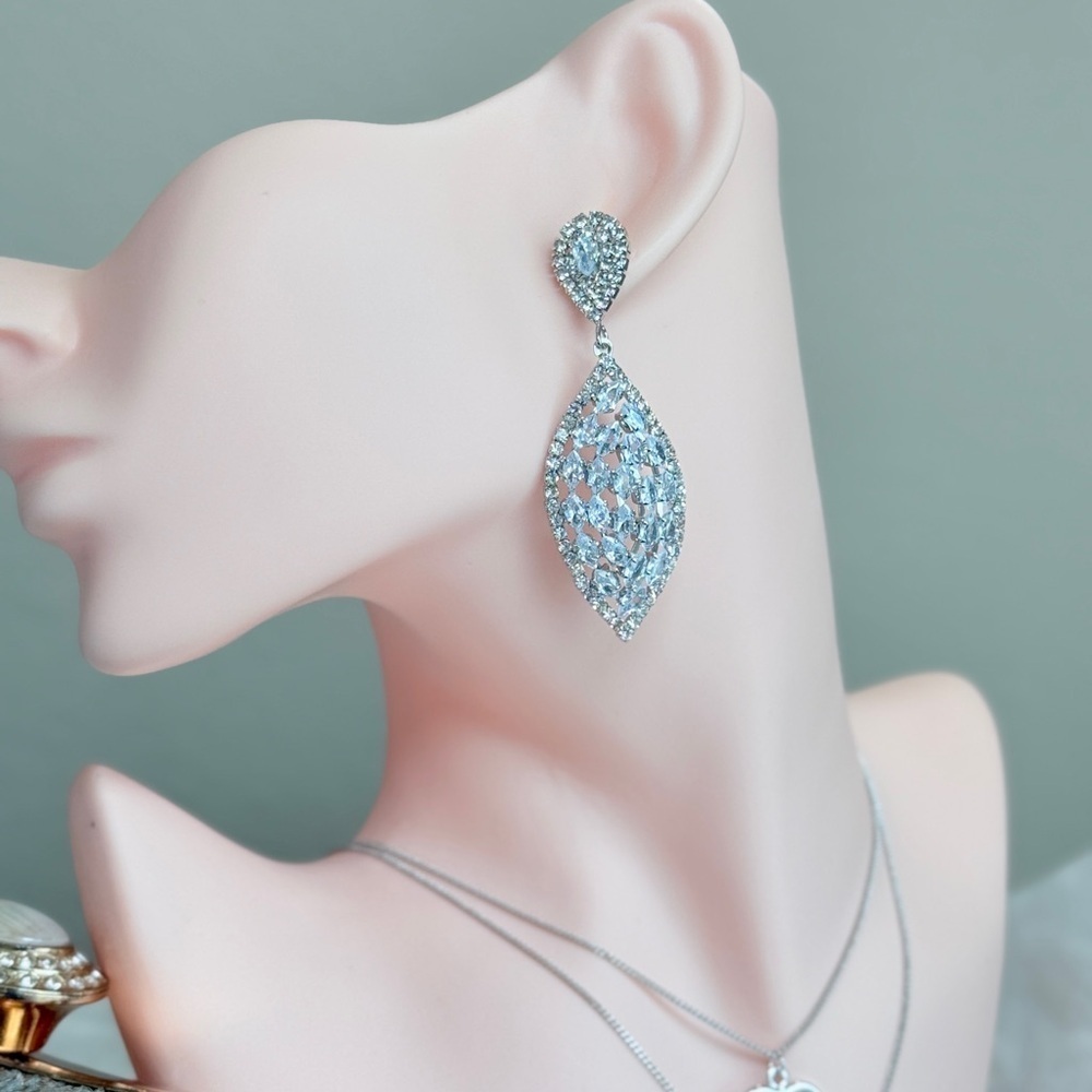 ⚜️ Chic Silver Teardrop Earrings